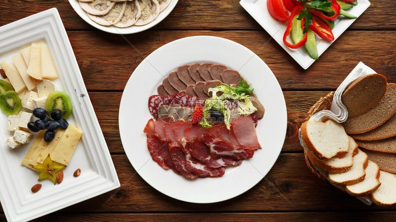 在采购过程中，要关注食品安全。以下是一些注意事项：